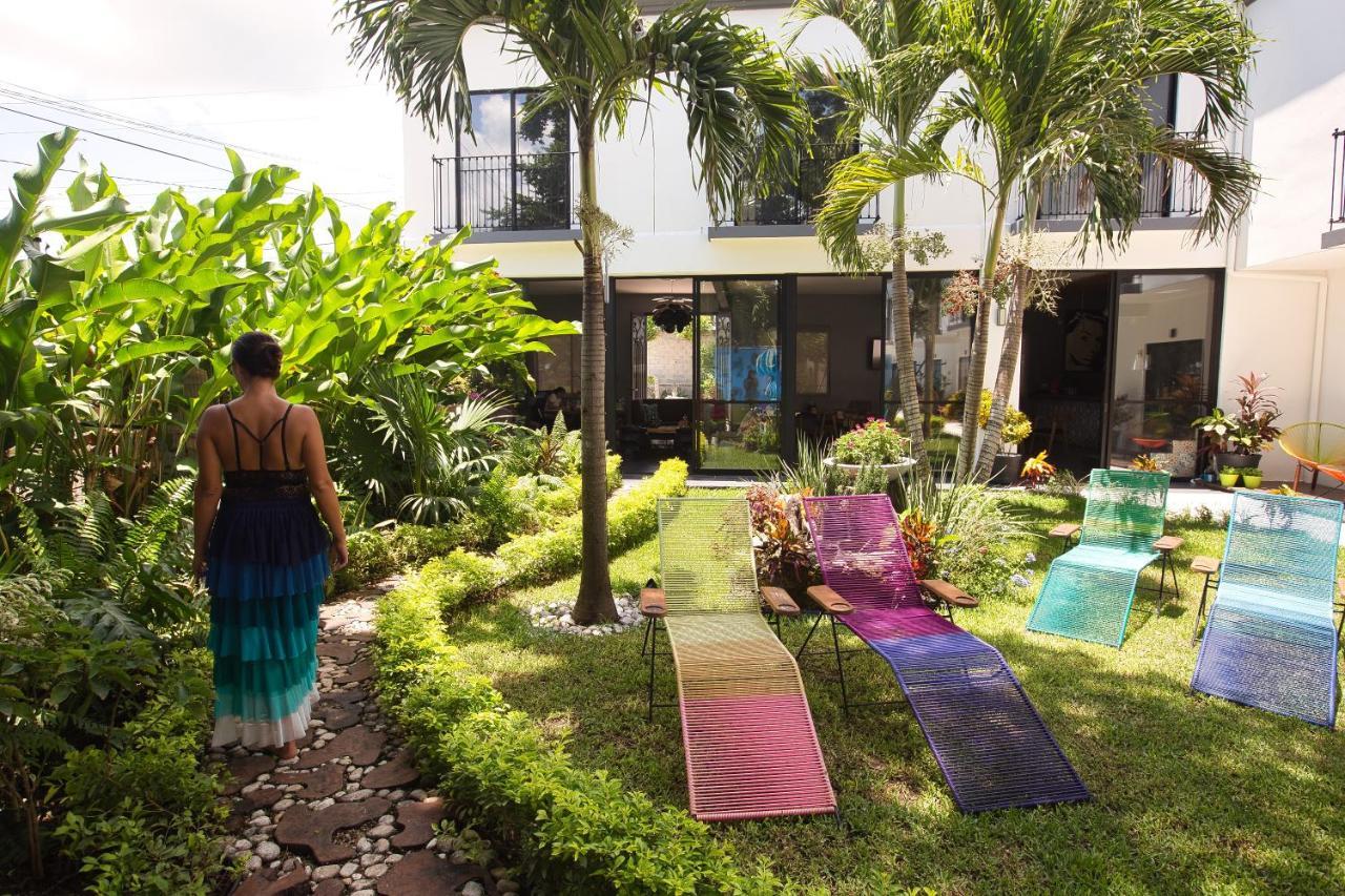 Hotel Casa Chukum Bacalar Exteriér fotografie The garden at the home of artist and designer, Michael Smith