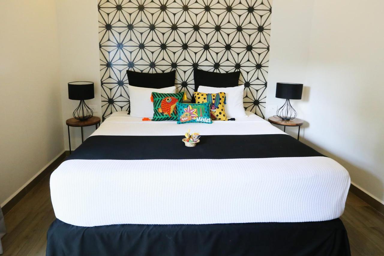Hotel Casa Chukum Bacalar Exteriér fotografie A bed with a bed runner